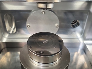 vacuum tribometer with inline raman